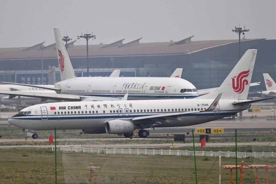 Combustible al alza por guerra en Irán sacude a aerolíneas: suben tarifas y recortan vuelos