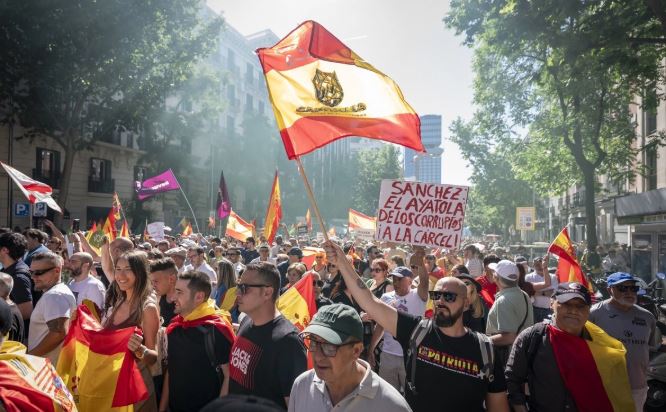 Con protesta, miles piden la dimisión de Sánchez en Madrid