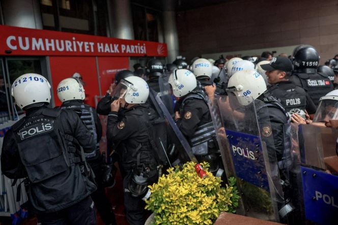 Policía turca irrumpe en la sede del partido de oposición tras destitución de los líderes