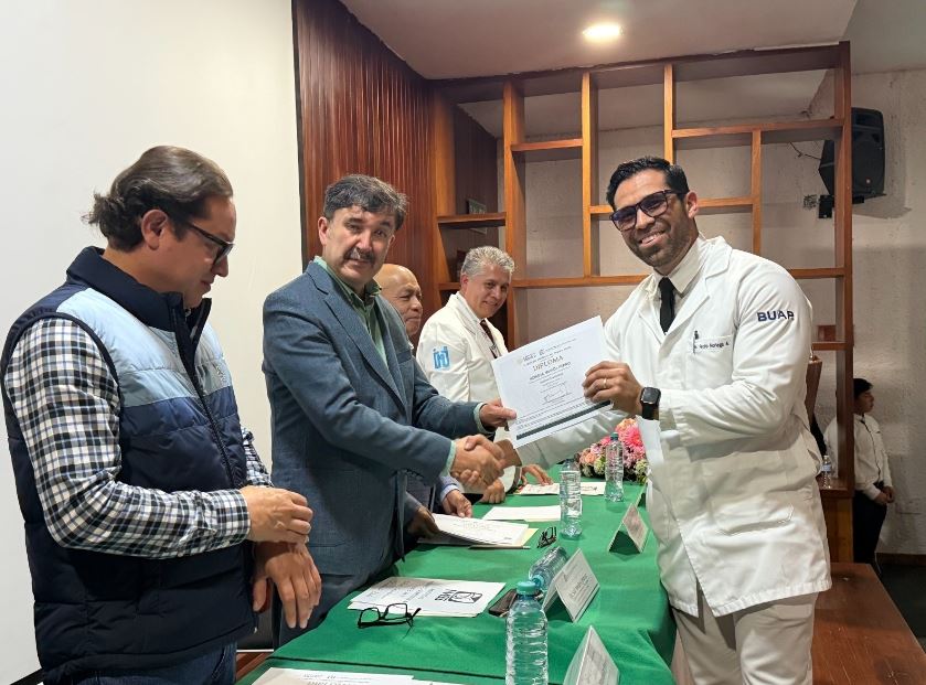 Egresan de IMSS Tlaxcala 44 médicos y 76 más inician su especialización