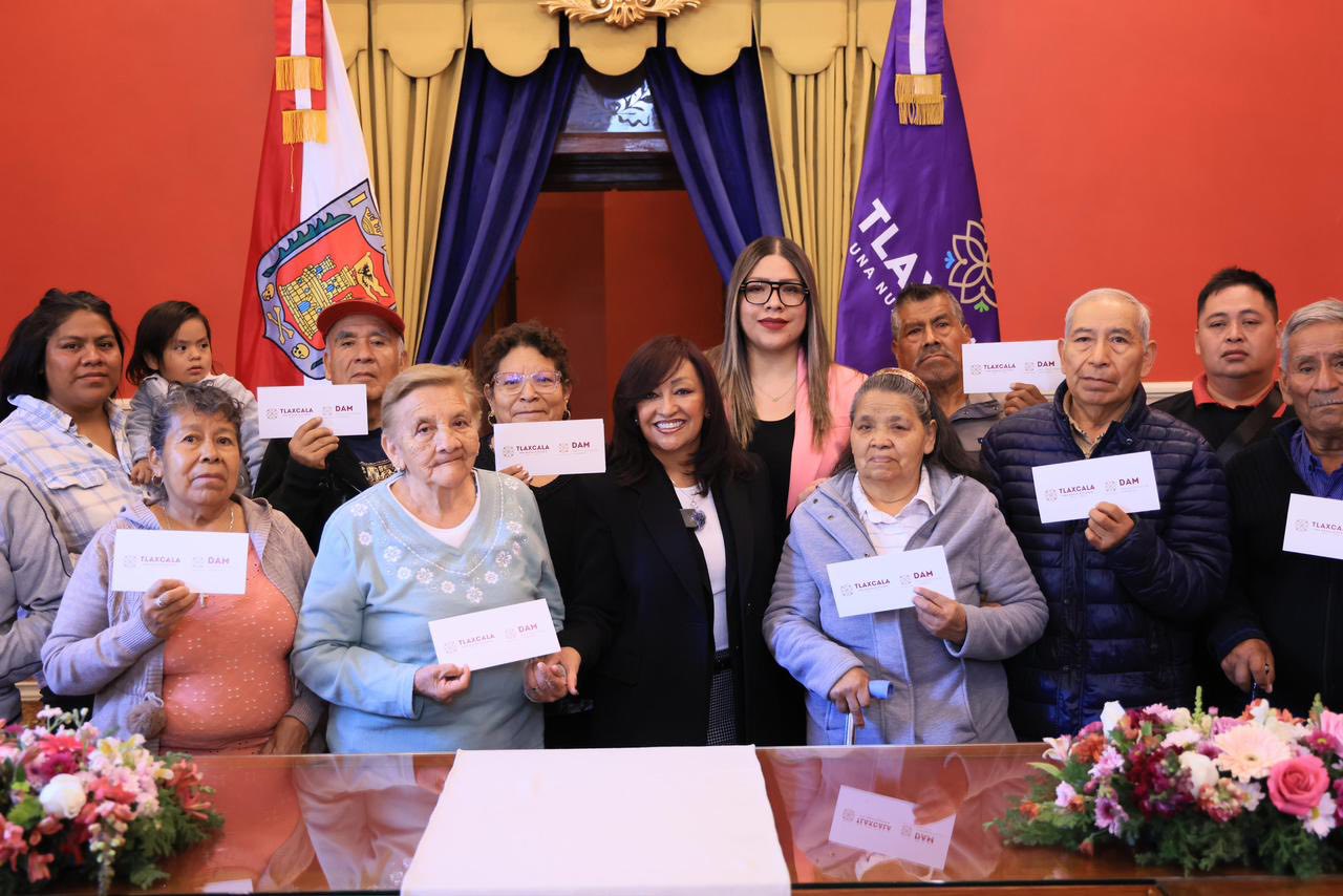 Entregó gobernadora Lorena Cuéllar documentos de viaje del programa “Uniendo Historias”